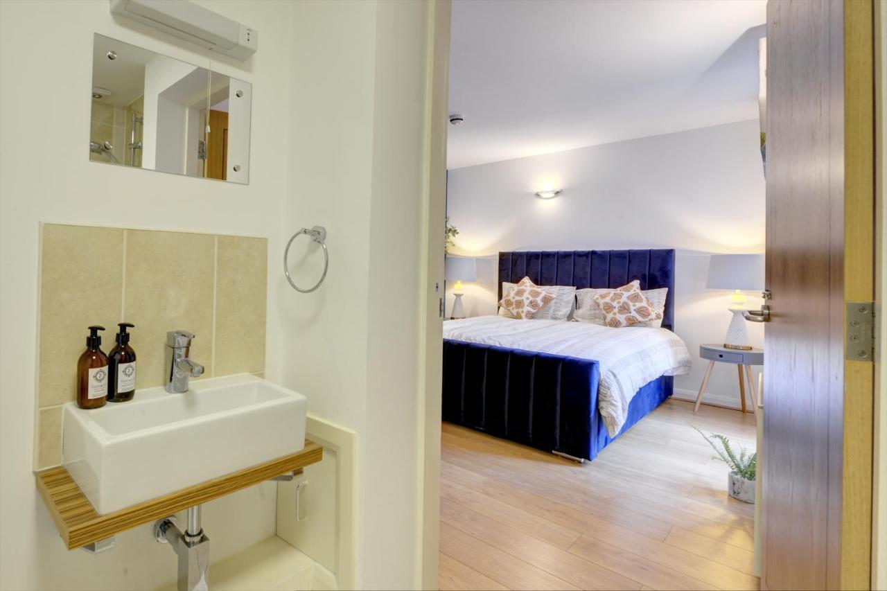 Centre Jewel: 2-bedroom With Secured Parking * Birmingham