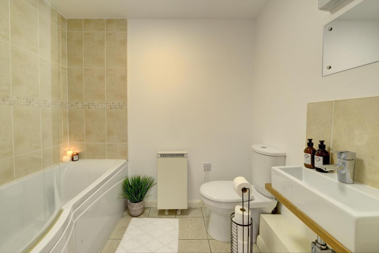 Apartment Centre Jewel: 2-bedroom With Secured Parking Birmingham