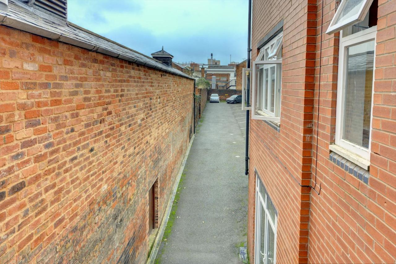 Centre Jewel: 2-bedroom With Secured Parking Birmingham