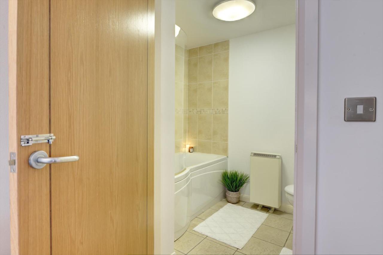Centre Jewel: 2-bedroom With Secured Parking * Birmingham