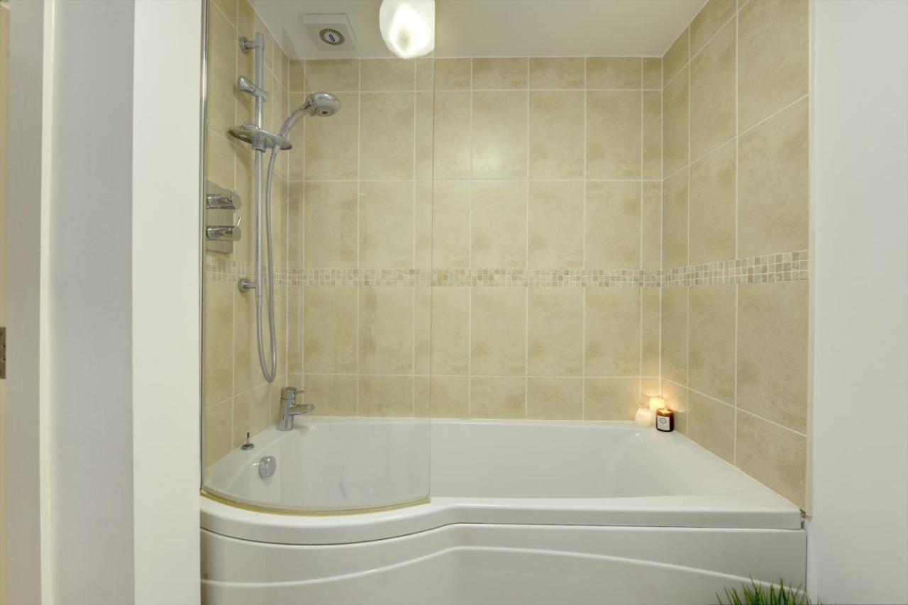 Centre Jewel: 2-bedroom With Secured Parking * Birmingham