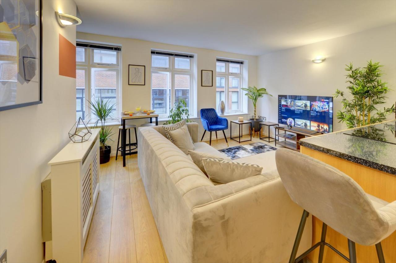 Apartment Centre Jewel: 2-bedroom With Secured Parking Birmingham