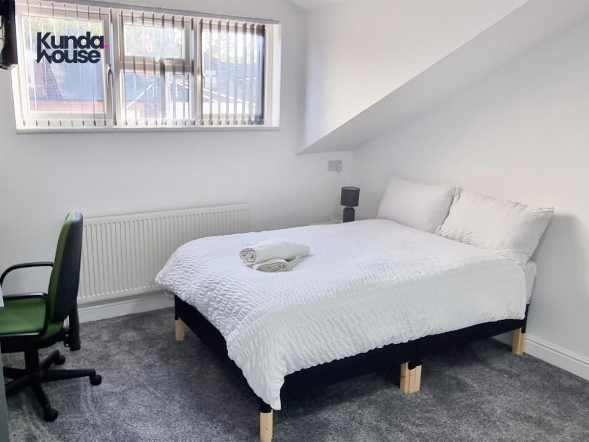 Elegant Ensuite Near City Centre - Kunda House Holiday home Birmingham