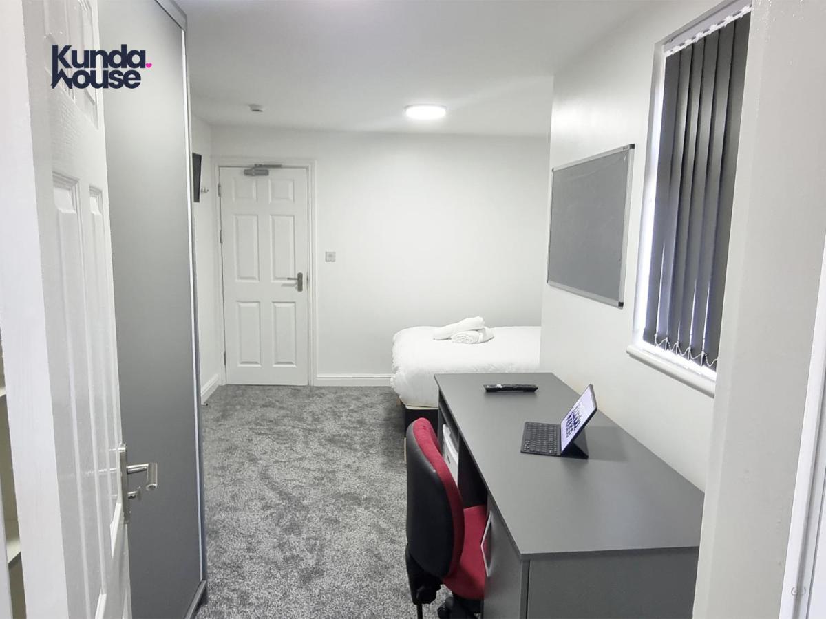 Elegant Ensuite Near City Centre - Kunda House Holiday home Birmingham