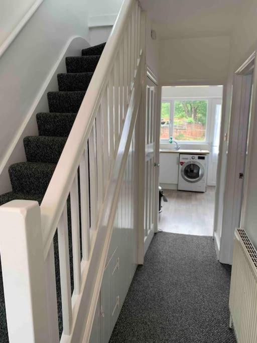 Apartment Lovely 3 Bedroom With Extensive Parking *