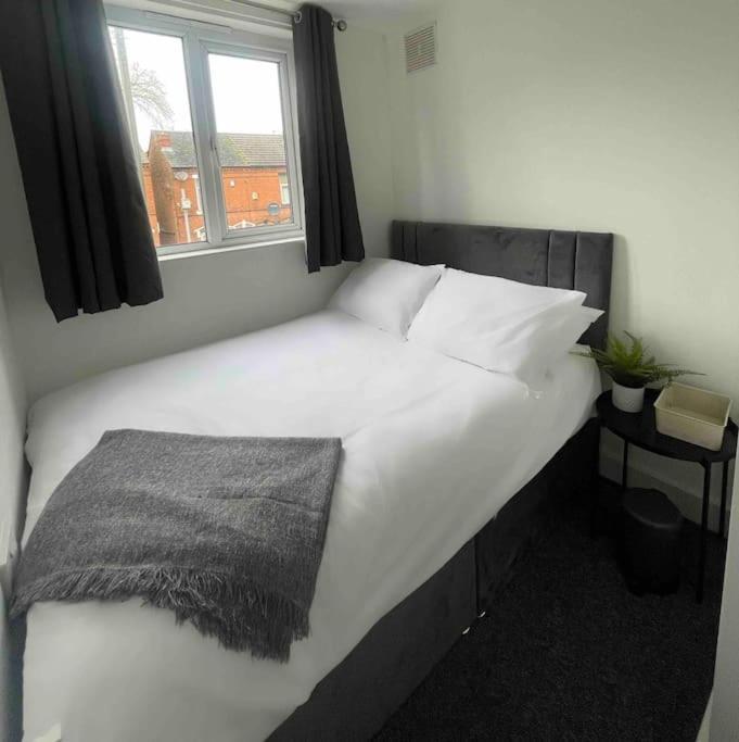 Lovely 3 Bedroom With Extensive Parking Apartment