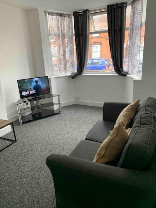 Apartment Lovely 3 Bedroom With Extensive Parking