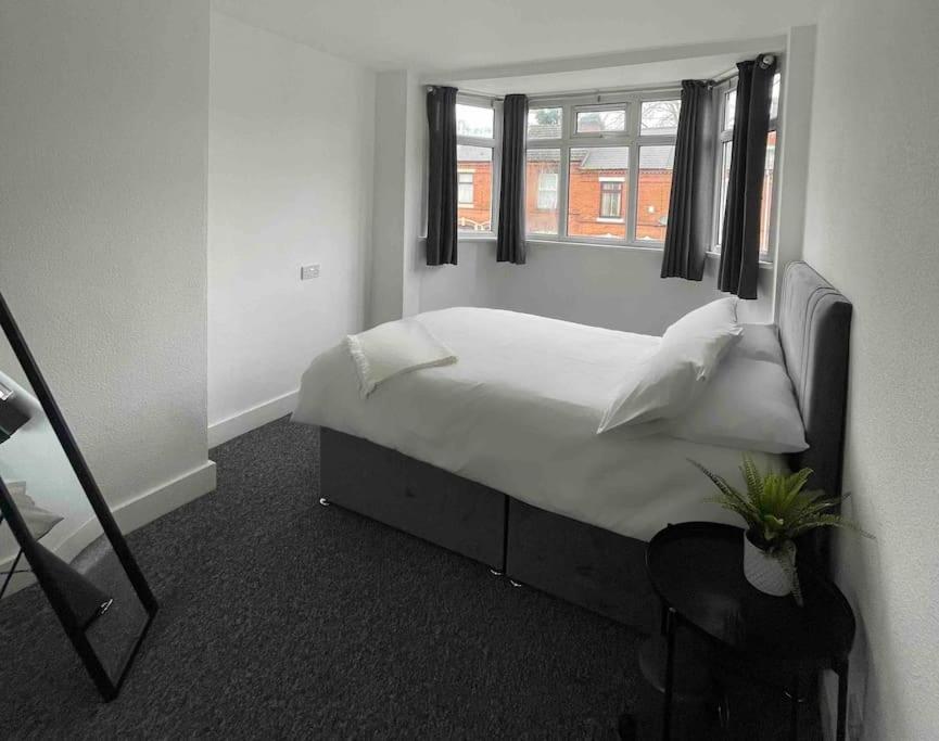 Lovely 3 Bedroom With Extensive Parking *