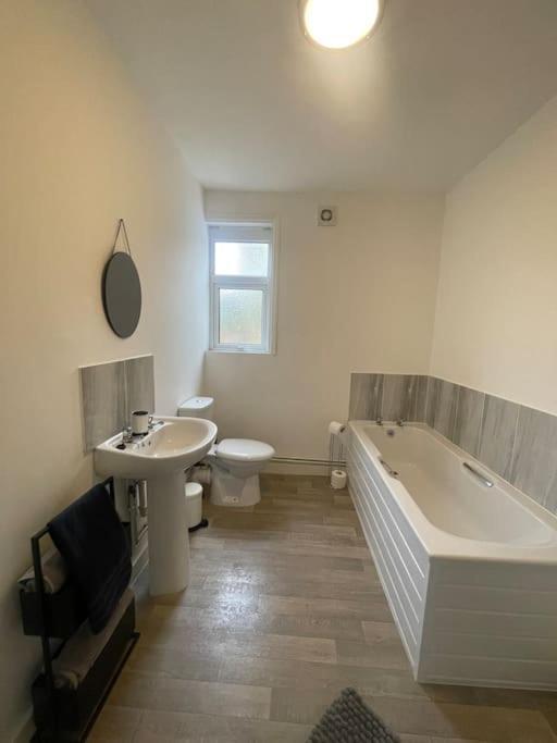 Apartment Lovely 3 Bedroom With Extensive Parking *