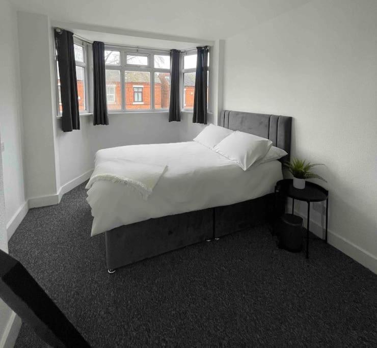 Apartment Lovely 3 Bedroom With Extensive Parking *