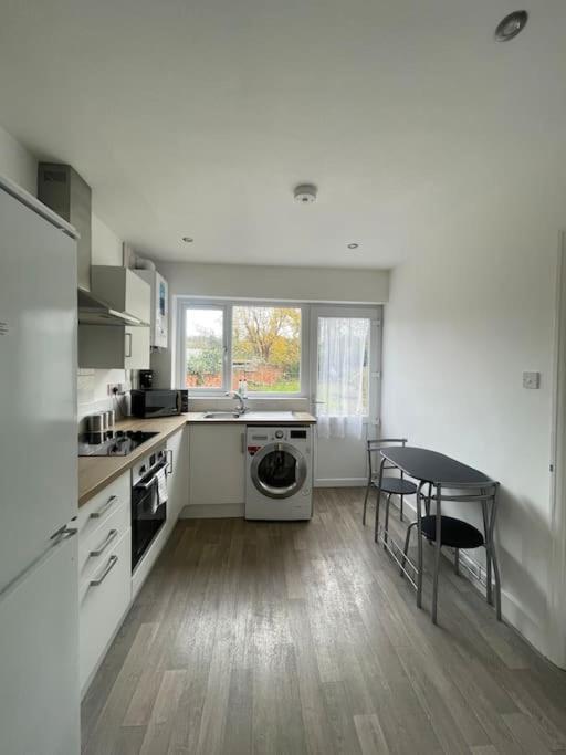 Lovely 3 Bedroom With Extensive Parking *