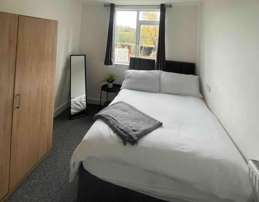 Apartment Lovely 3 Bedroom With Extensive Parking *