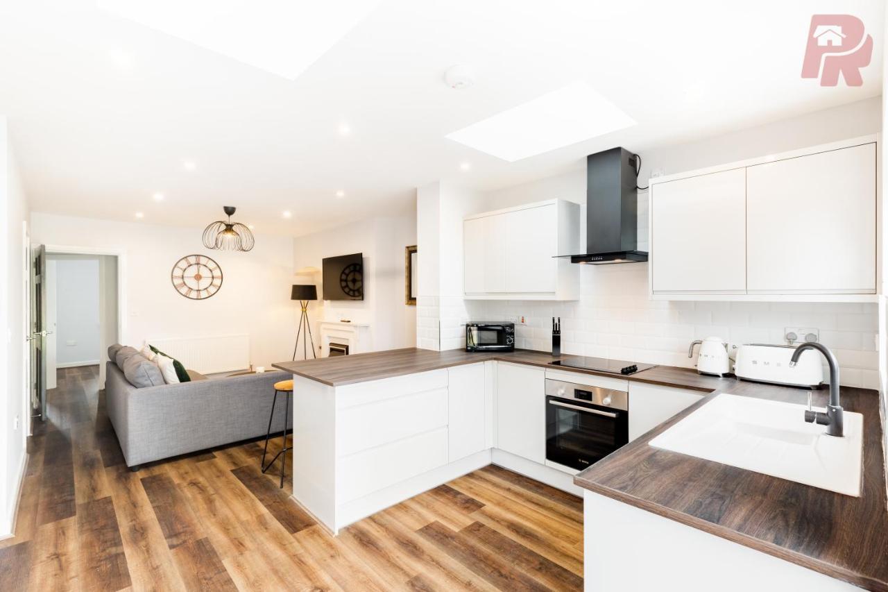 4 Bedroom - Driveway & Garden - Brand New! Holiday home Birmingham