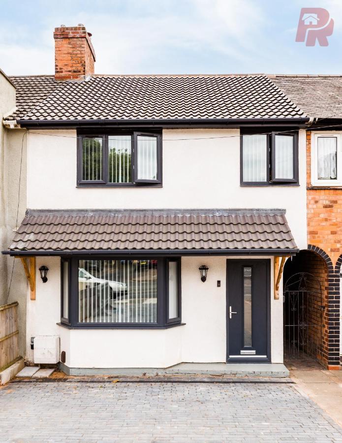 Holiday home 4 Bedroom - Driveway & Garden - Brand New!