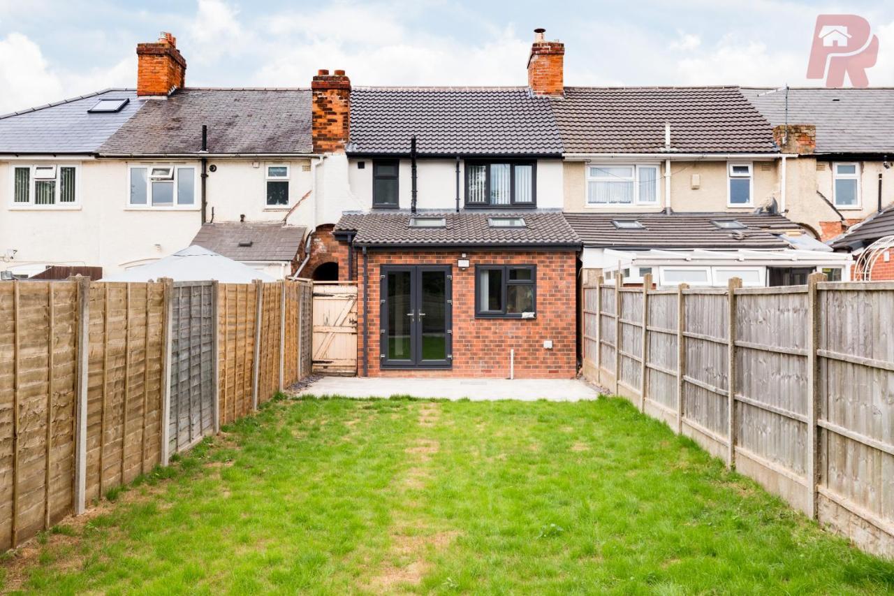 Holiday home 4 Bedroom - Driveway & Garden - Brand New!
