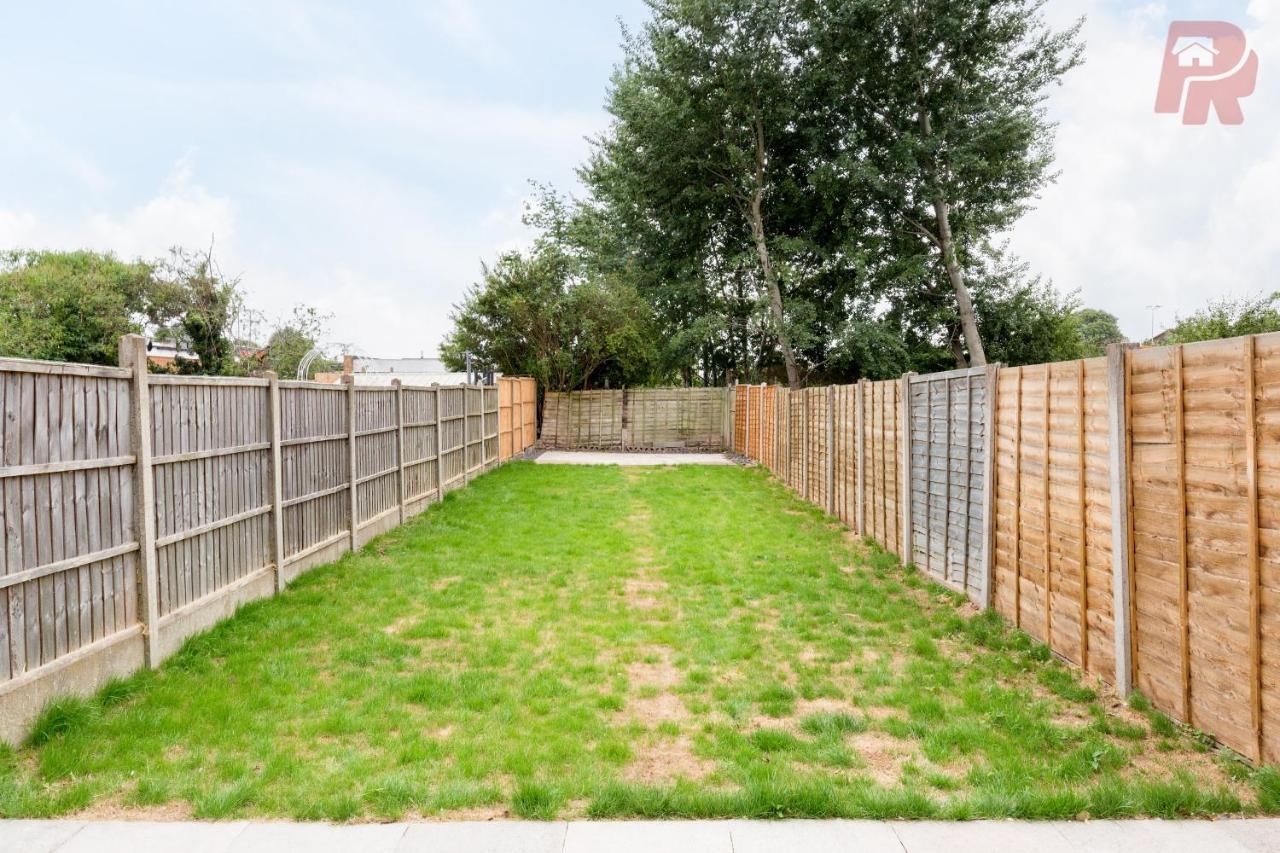 4 Bedroom - Driveway & Garden - Brand New! Holiday home Birmingham
