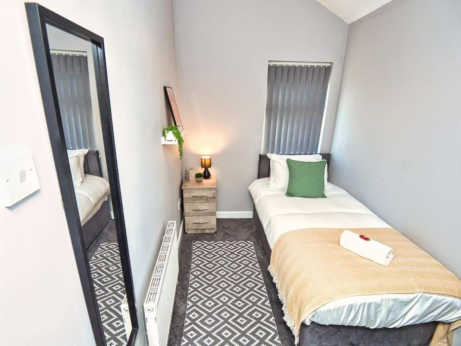 *sleeps 9* Modern, 4 Bed House, Birmingham