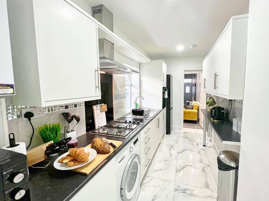 *sleeps 9* Modern, 4 Bed House, * Birmingham