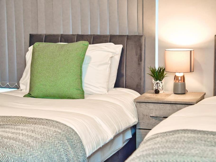 *sleeps 9* Modern, 4 Bed House, Holiday home *