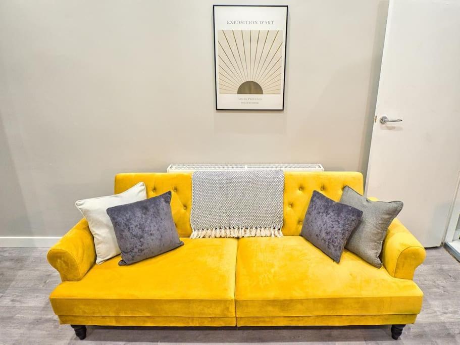 *sleeps 9* Modern, 4 Bed House,