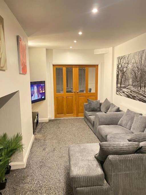 Spacious 3 Bed House, Sleeps 7 People - * Birmingham