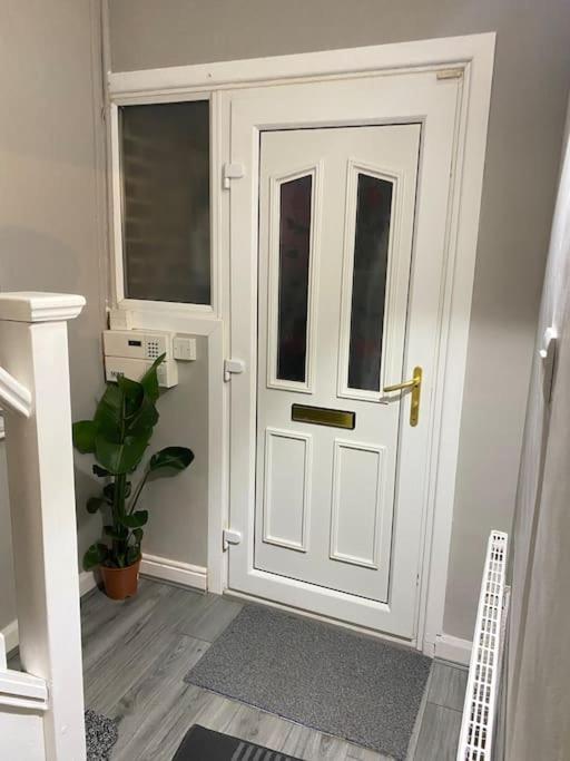 Apartment Spacious 3 Bed House, Sleeps 7 People - *
