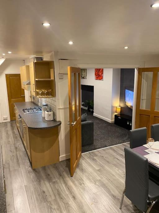 Apartment Spacious 3 Bed House, Sleeps 7 People - *
