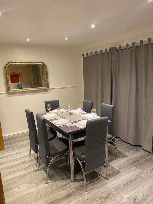 Apartment Spacious 3 Bed House, Sleeps 7 People - Birmingham