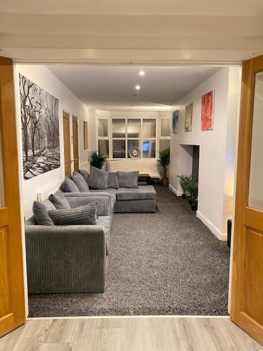 Spacious 3 Bed House, Sleeps 7 People -
