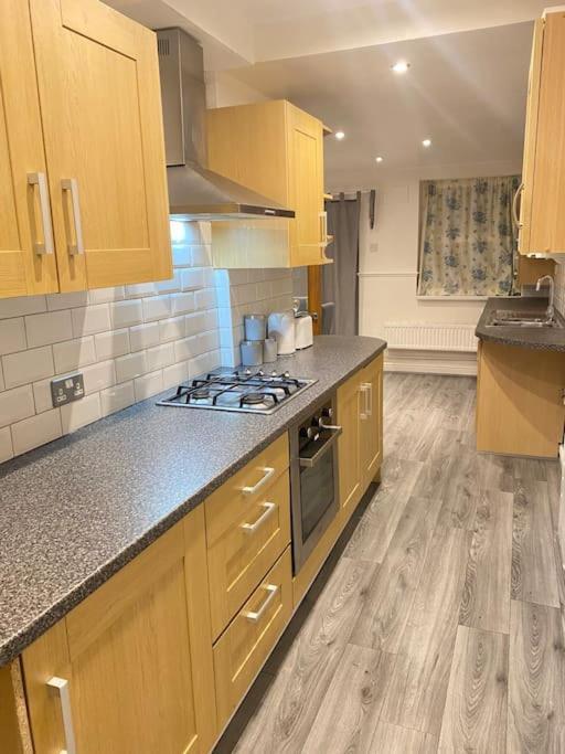 Spacious 3 Bed House, Sleeps 7 People - Apartment Birmingham