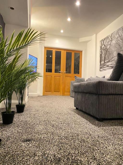 Spacious 3 Bed House, Sleeps 7 People - Apartment *