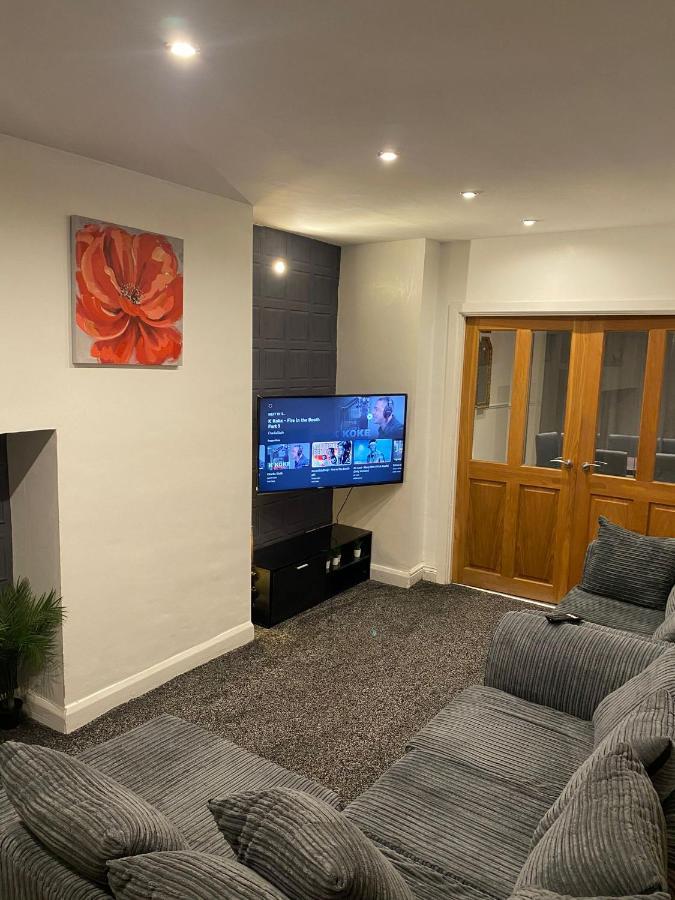 Spacious 3 Bed House, Sleeps 7 People - Birmingham