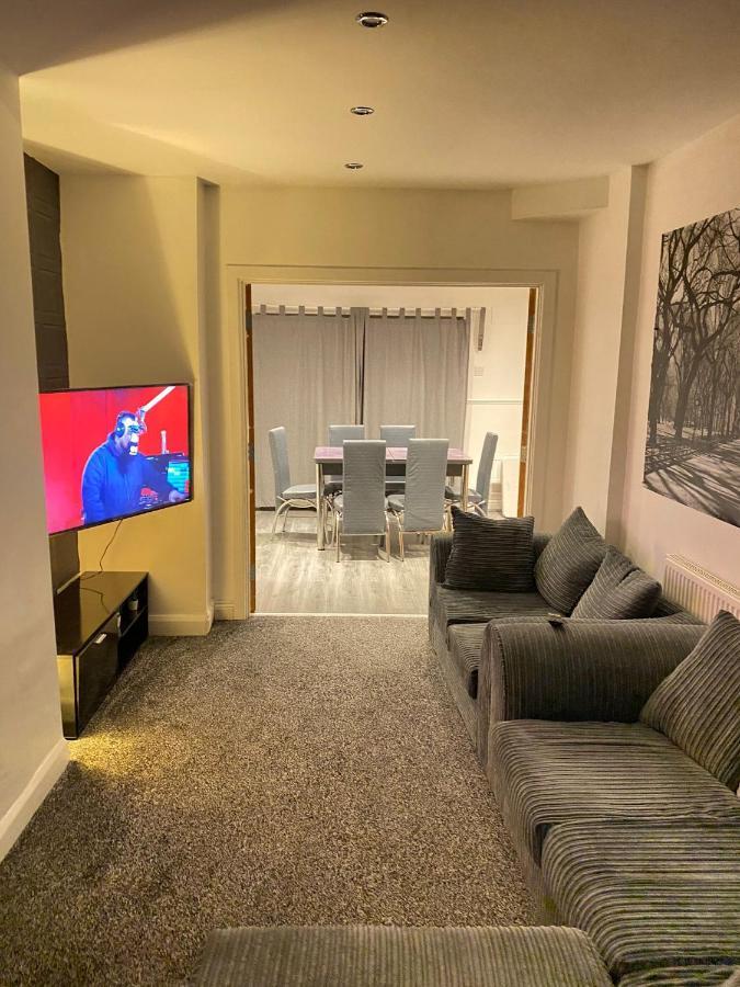 Spacious 3 Bed House, Sleeps 7 People - Apartment Birmingham