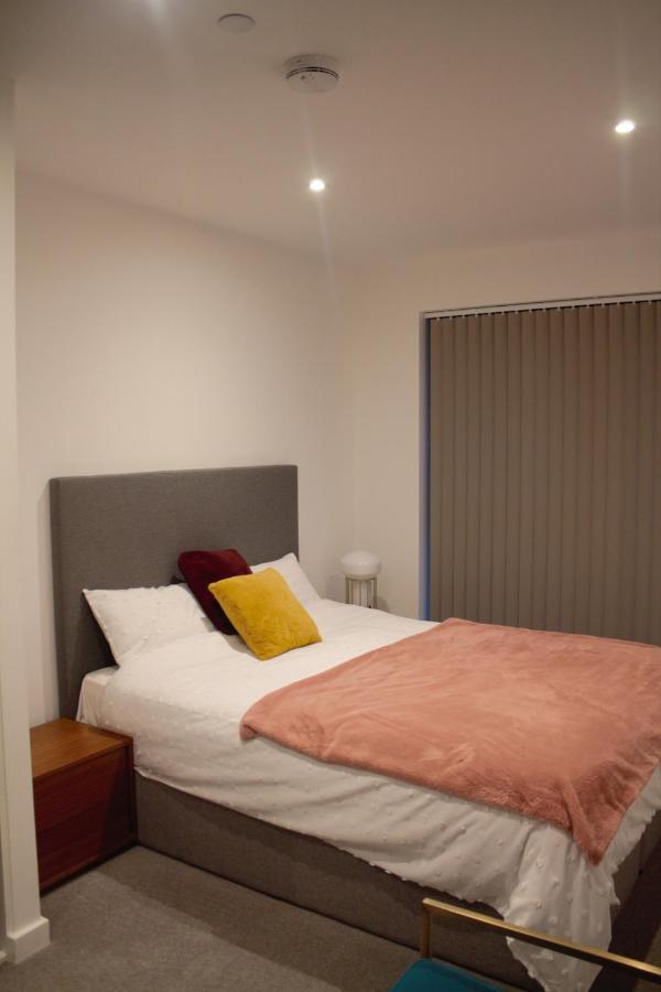Apartment Whats She Want-- 2beds 2bath
