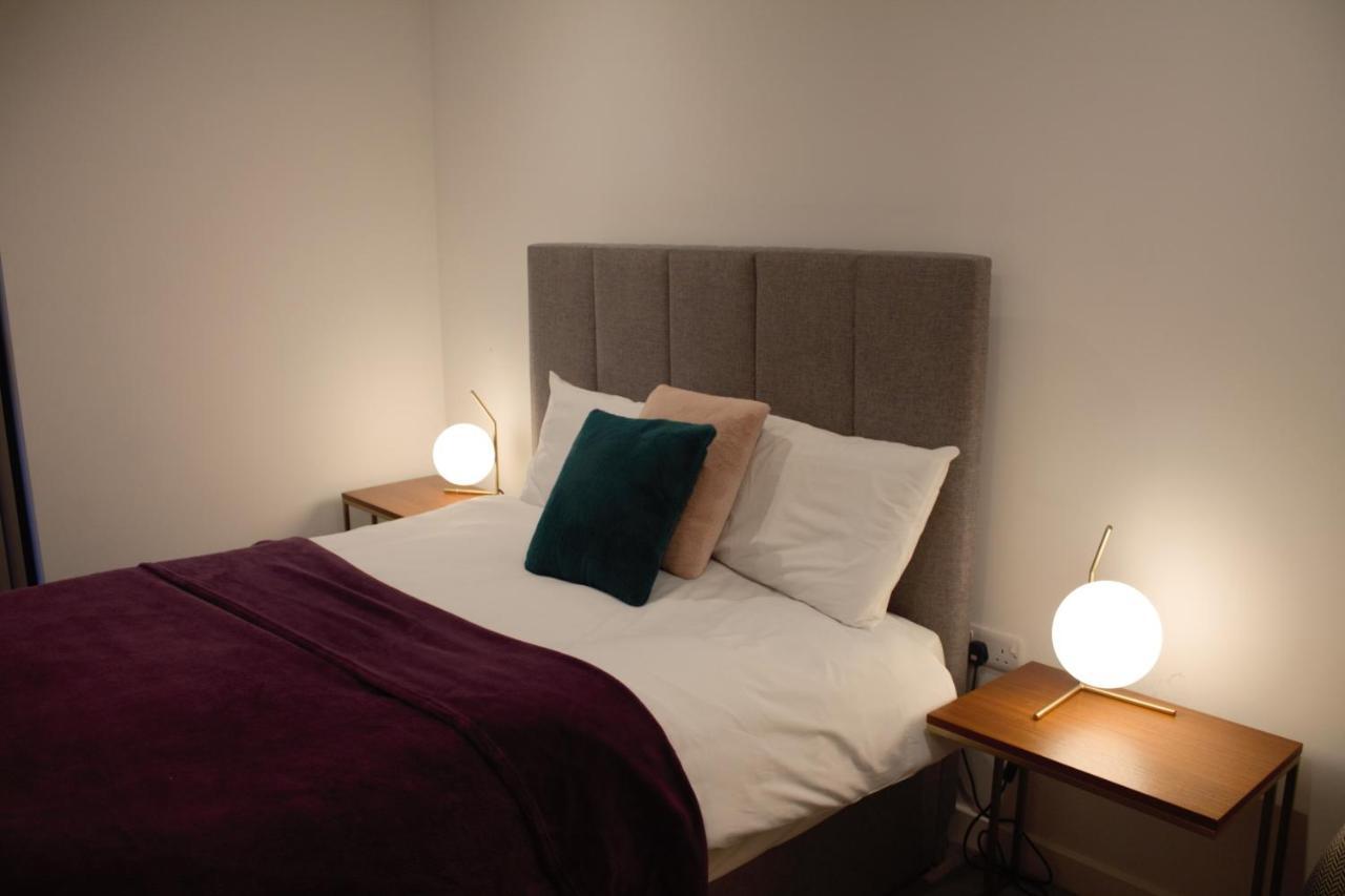 Apartment Whats She Want-- 2beds 2bath *