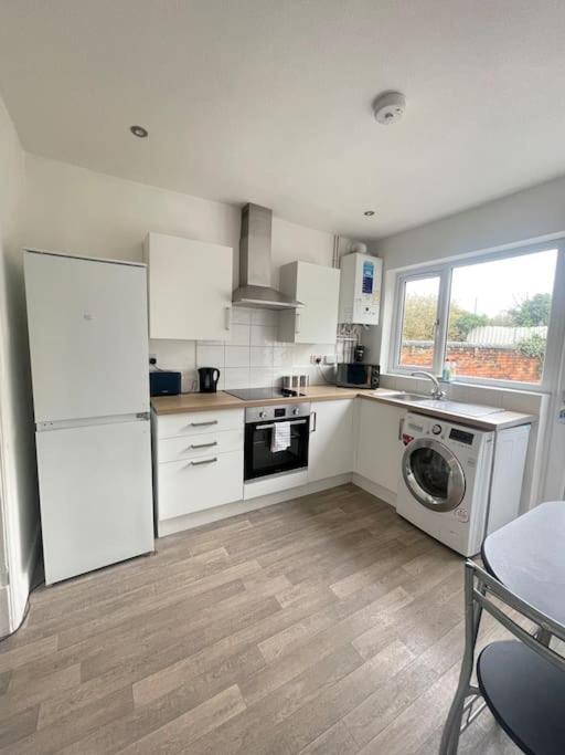Lovely 3 Bedroom With Extensive Parking *