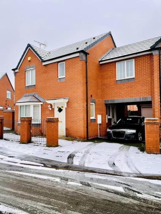 Plantsbrook Place - Luxury 4 Bed House + Parking Holiday home