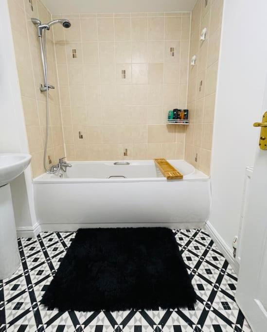 Plantsbrook Place - Luxury 4 Bed House + Parking Holiday home Birmingham