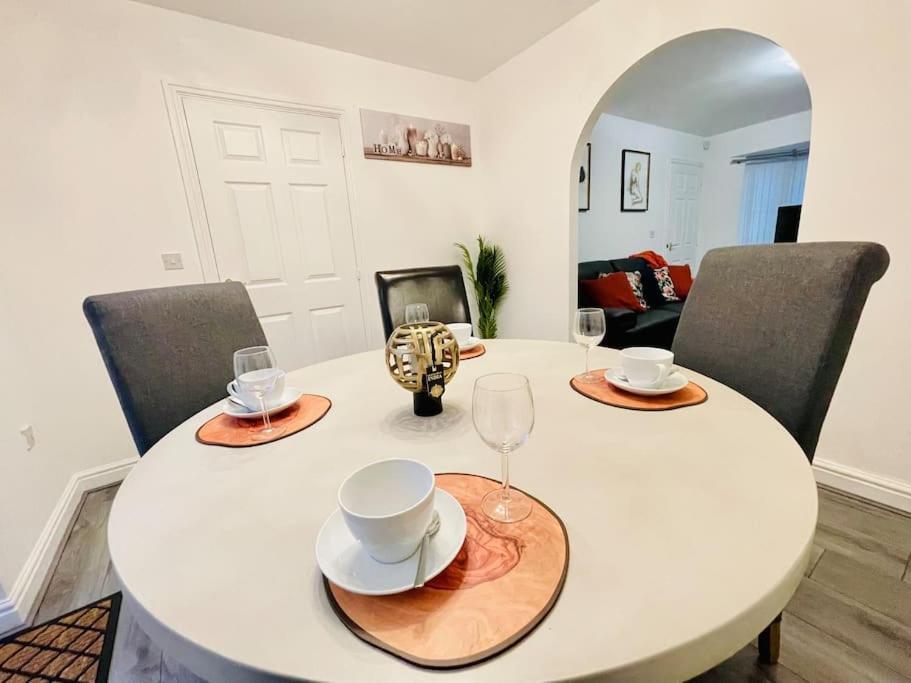 Plantsbrook Place - Luxury 4 Bed House + Parking Holiday home Birmingham
