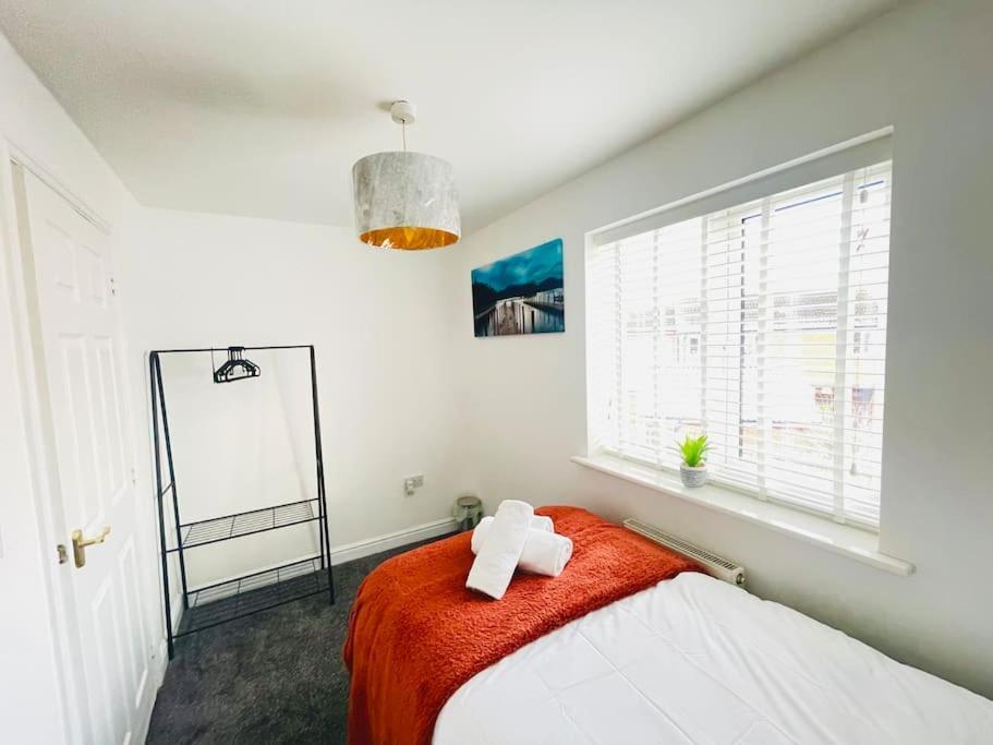 Plantsbrook Place - Luxury 4 Bed House + Parking