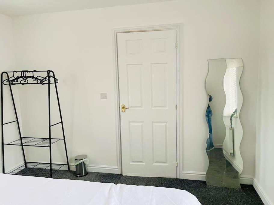 Plantsbrook Place - Luxury 4 Bed House + Parking *