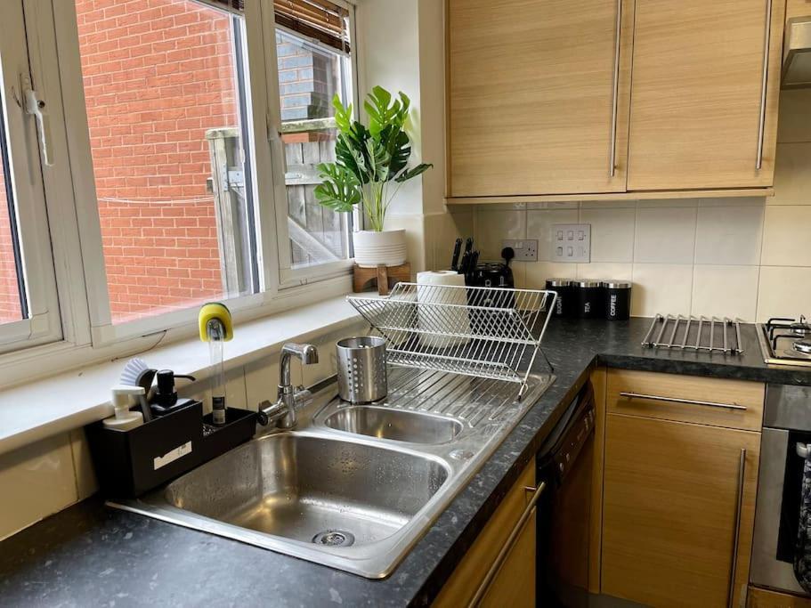 Plantsbrook Place - Luxury 4 Bed House + Parking Holiday home *