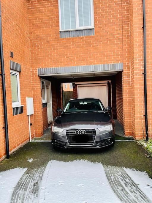Plantsbrook Place - Luxury 4 Bed House + Parking