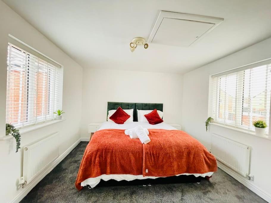 Plantsbrook Place - Luxury 4 Bed House + Parking *
