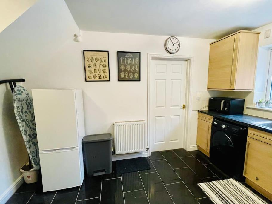 Plantsbrook Place - Luxury 4 Bed House + Parking *
