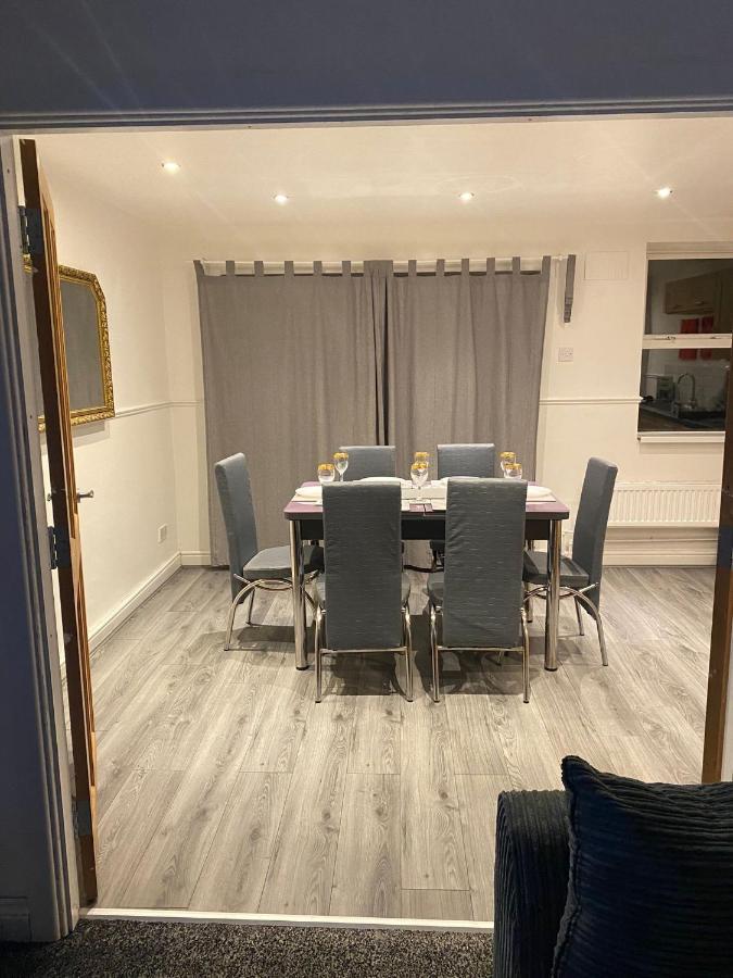 Spacious 3 Bed House, Sleeps 7 People - Birmingham