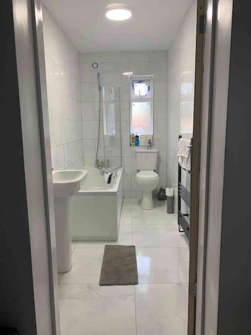 Holiday home Cosy 3 Bedroom Nec House, Free Wifi, Netflix, Driveway Parking, Sleeps 6, Ideal For Families, Contractors & Corporates, Renovated To High Standard!