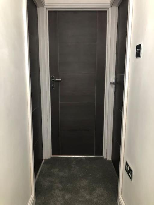 Cosy 3 Bedroom Nec House, Free Wifi, Netflix, Driveway Parking, Sleeps 6, Ideal For Families, Contractors & Corporates, Renovated To High Standard! *