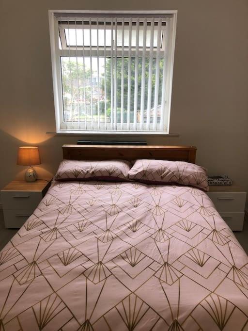 Cosy 3 Bedroom Nec House, Free Wifi, Netflix, Driveway Parking, Sleeps 6, Ideal For Families, Contractors & Corporates, Renovated To High Standard! Holiday home