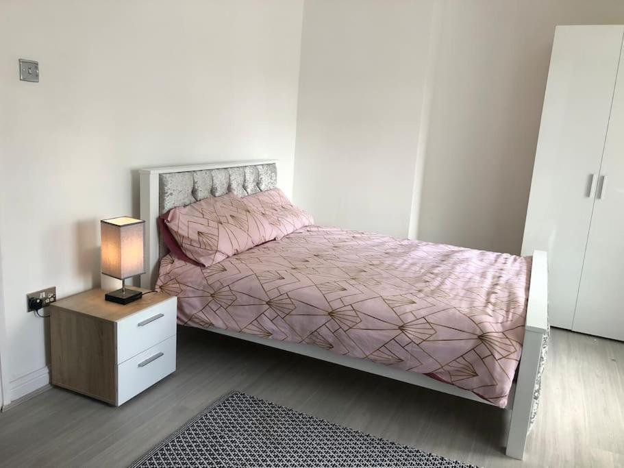 Cosy 3 Bedroom Nec House, Free Wifi, Netflix, Driveway Parking, Sleeps 6, Ideal For Families, Contractors & Corporates, Renovated To High Standard! Holiday home *